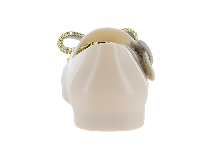 Zapato infantil Mini Melissa color beige con moño dorado y correa ajustable.