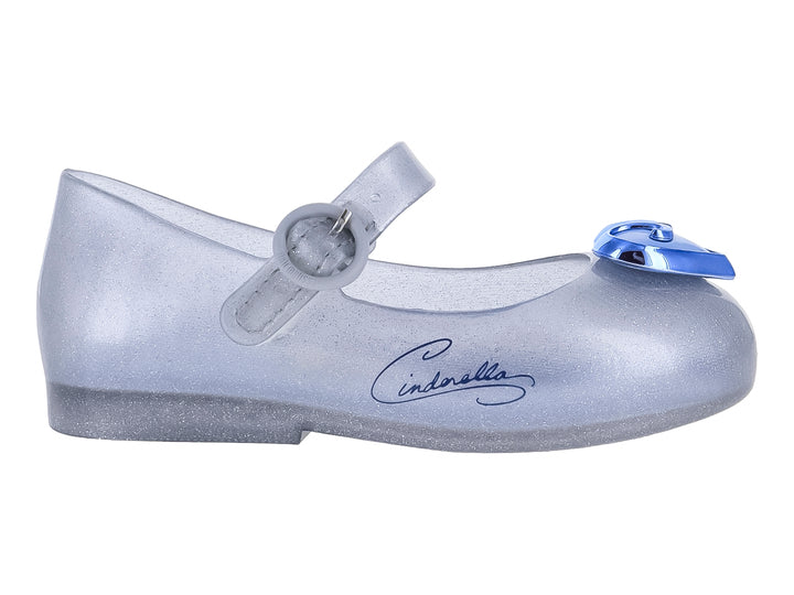 Zapato plateado con glitter para niña, correa ajustable y detalle de corazón azul en la punta.