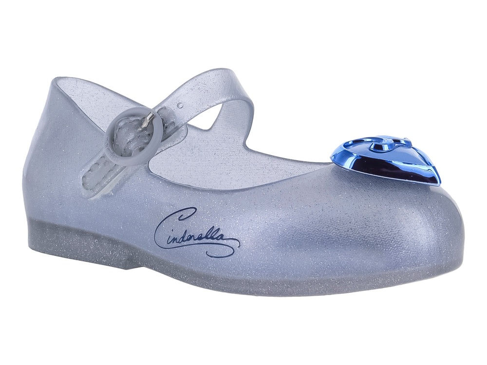 Zapato plateado con glitter para niña, correa ajustable y detalle de corazón azul en la punta.