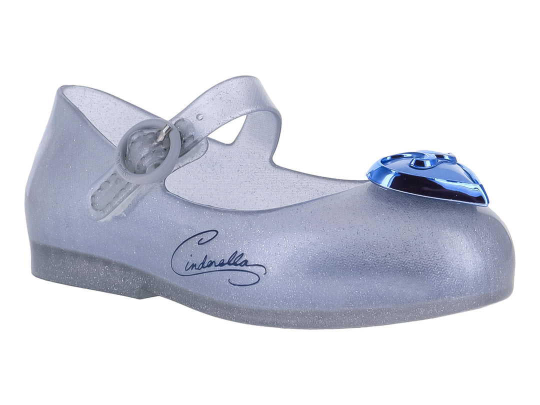 Zapato plateado con glitter para niña, correa ajustable y detalle de corazón azul en la punta.