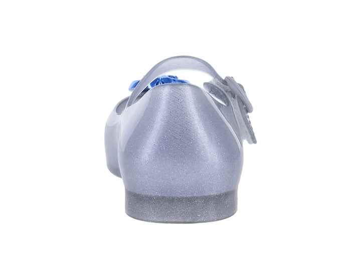 Zapato plateado con glitter para niña, correa ajustable y detalle de corazón azul en la punta.