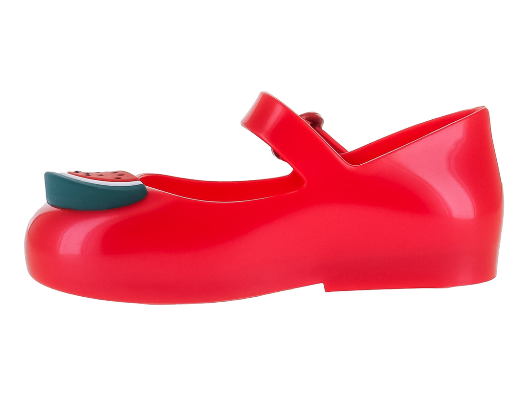Zapato rojo brillante de plástico con correa y detalle de rebanada de sandía en la punta.