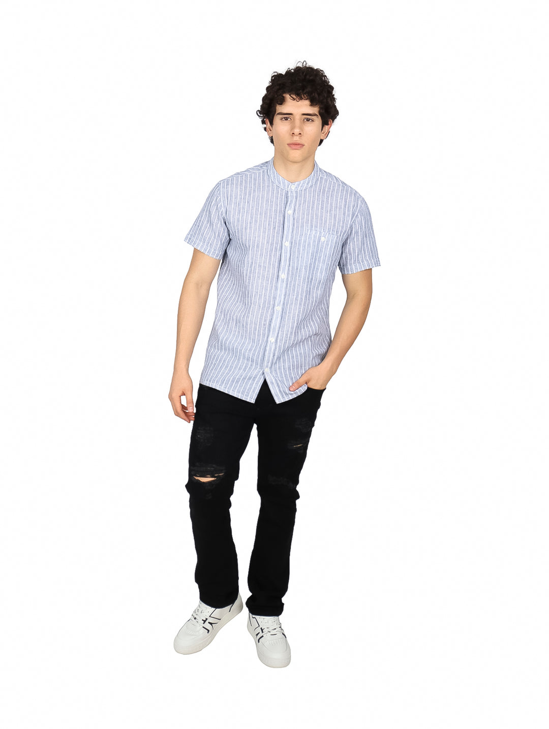Hombre vistiendo una camisa de manga corta con rayas verticales azul marino y blanco.