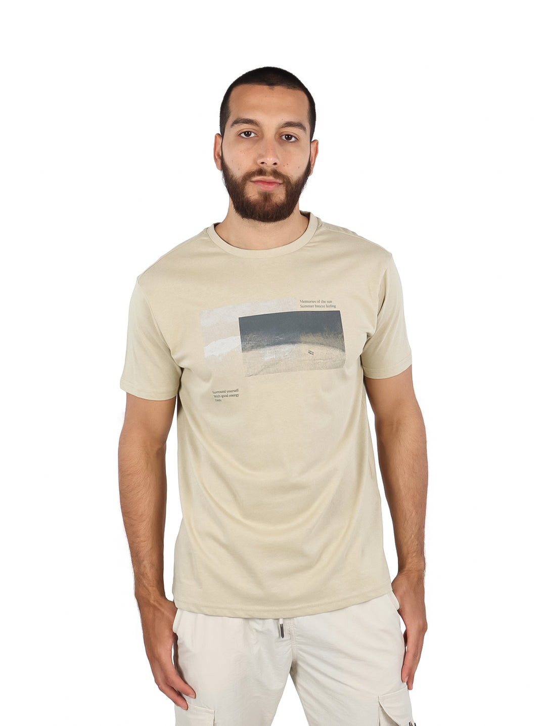 Hombre vistiendo una camiseta beige de manga corta con un estampado gráfico en el pecho.