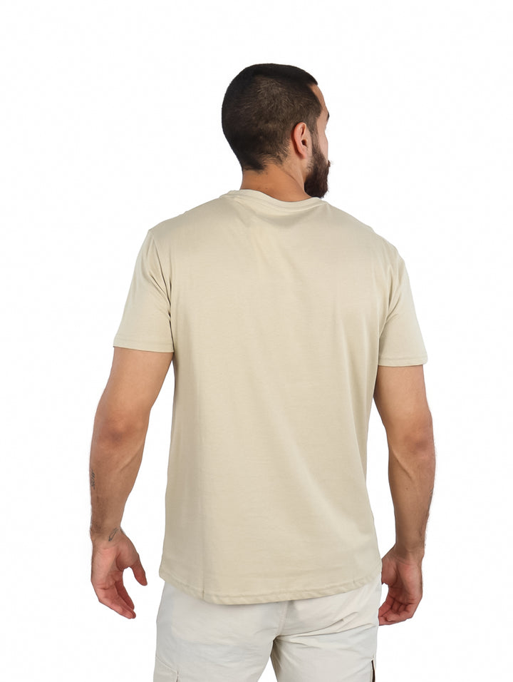 Hombre vistiendo una camiseta beige de manga corta con un estampado gráfico en el pecho.