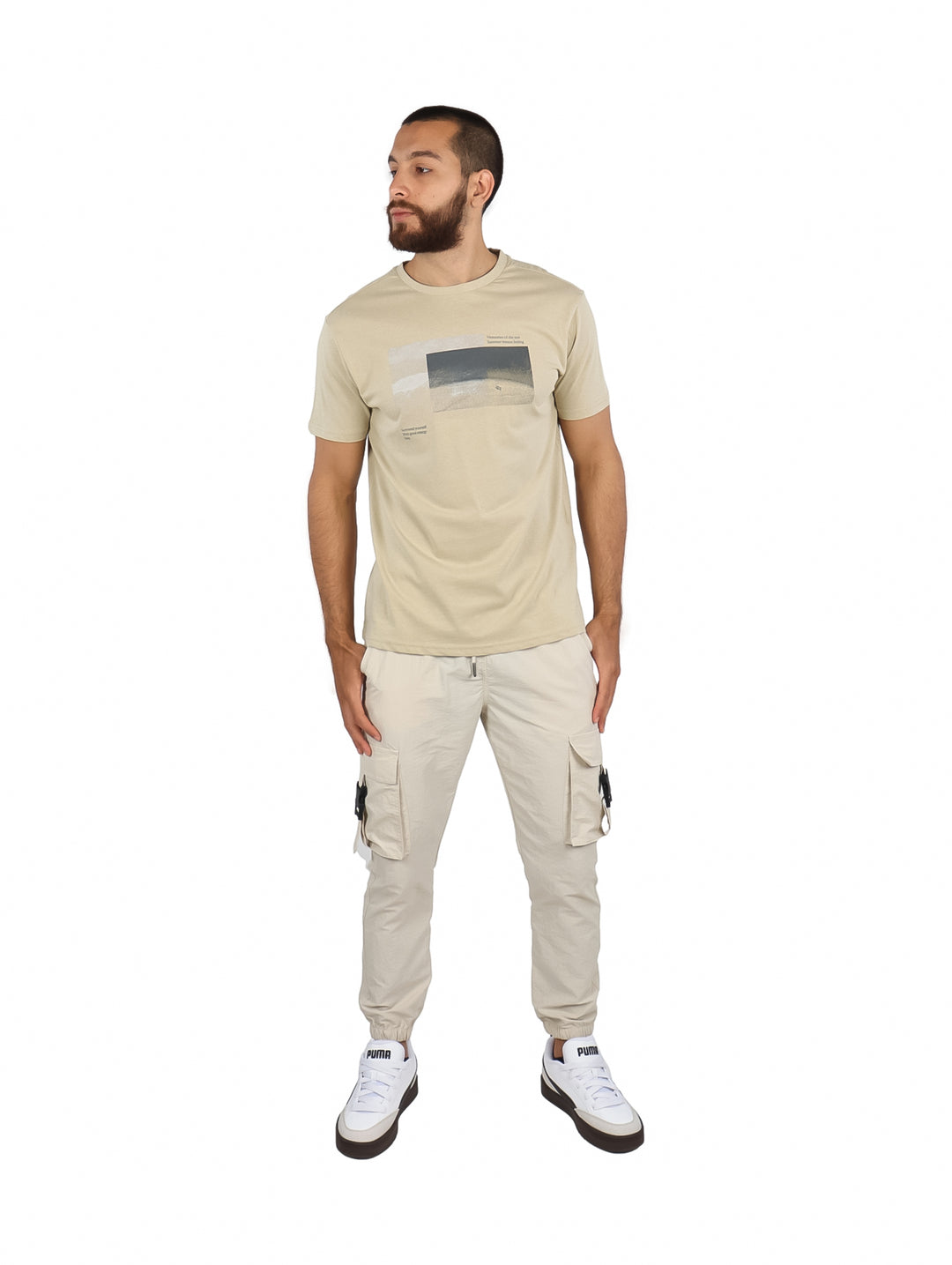 Hombre vistiendo una camiseta beige de manga corta con un estampado gráfico en el pecho.