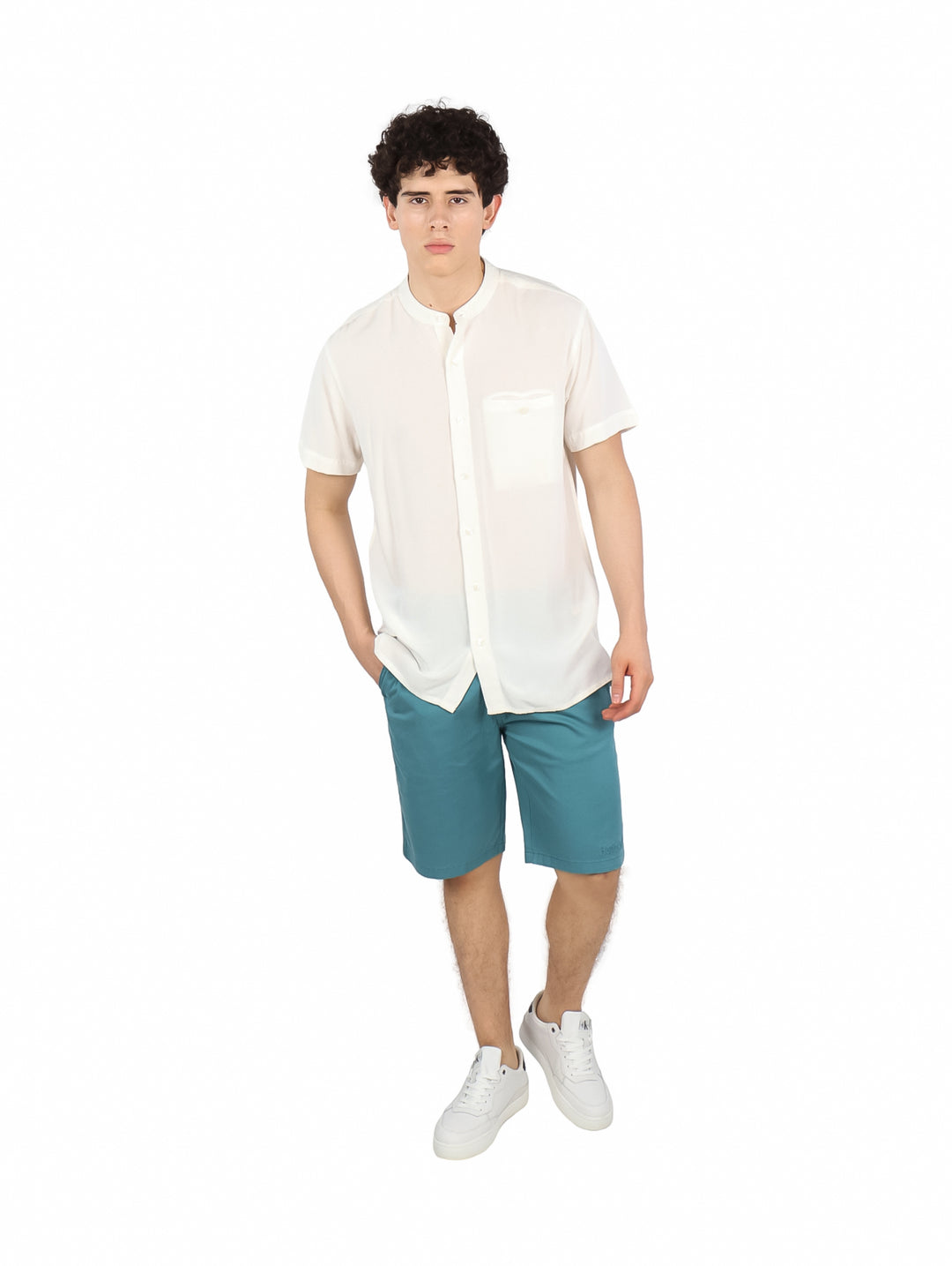 Hombre vistiendo una camisa blanca de manga corta con cuello mao y bolsillo frontal.