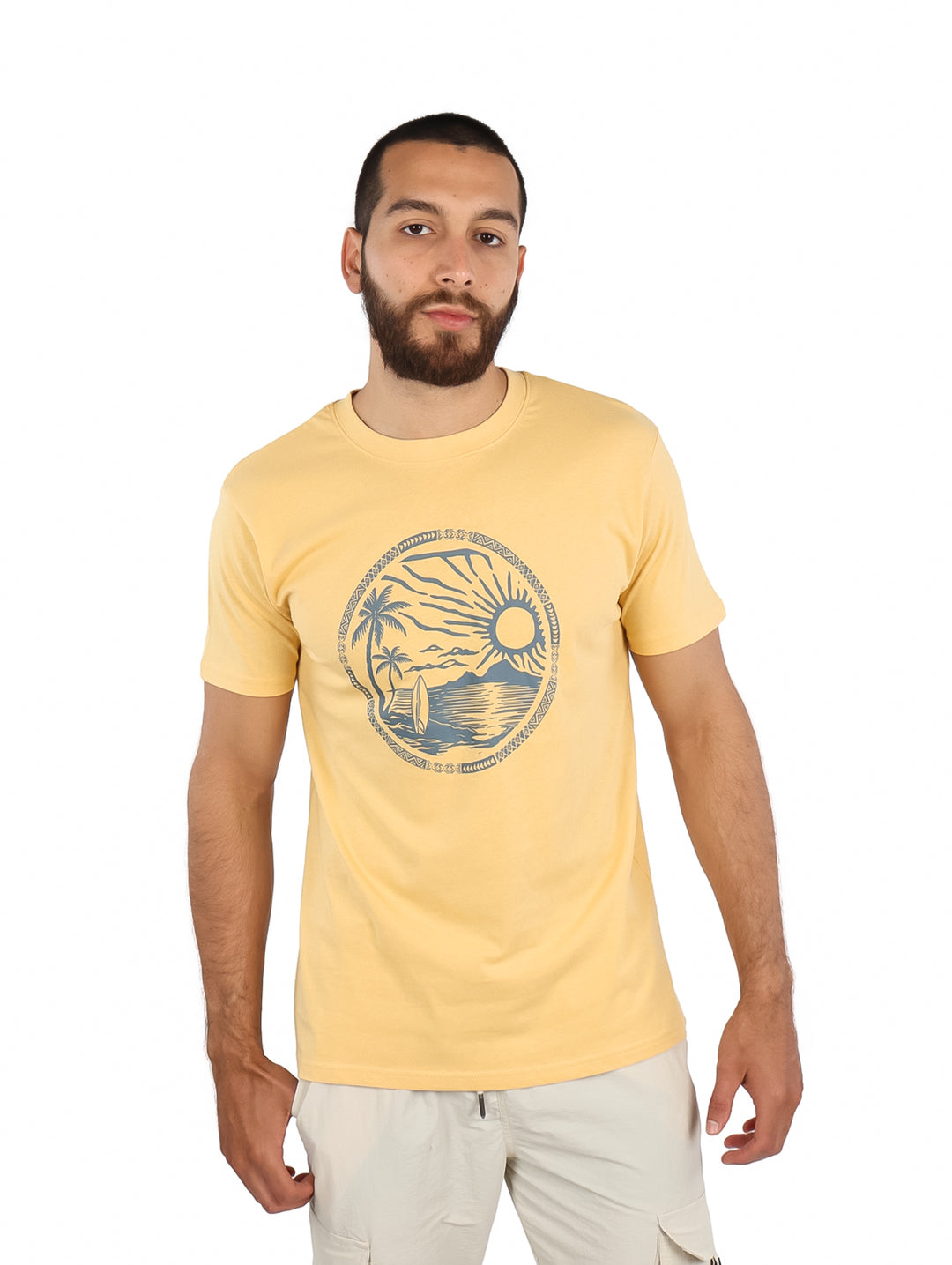 Hombre vistiendo playera color mostaza claro con estampado circular de paisaje playero en el pecho.