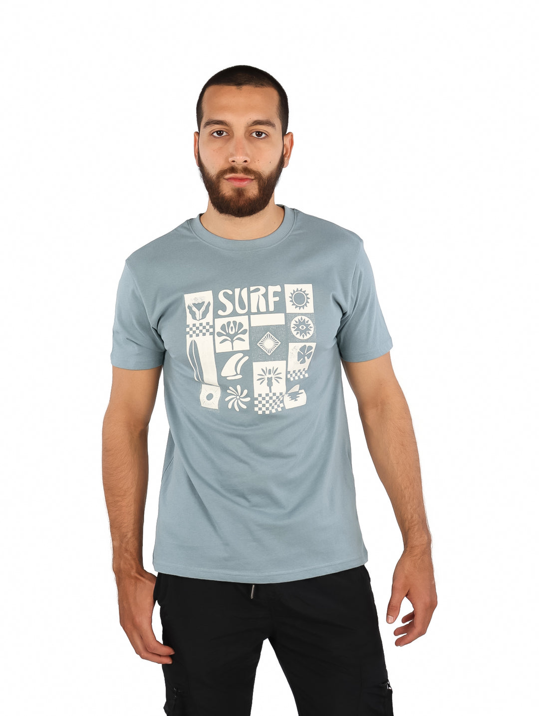 Camiseta gris de manga corta con estampado blanco de temática de surf.