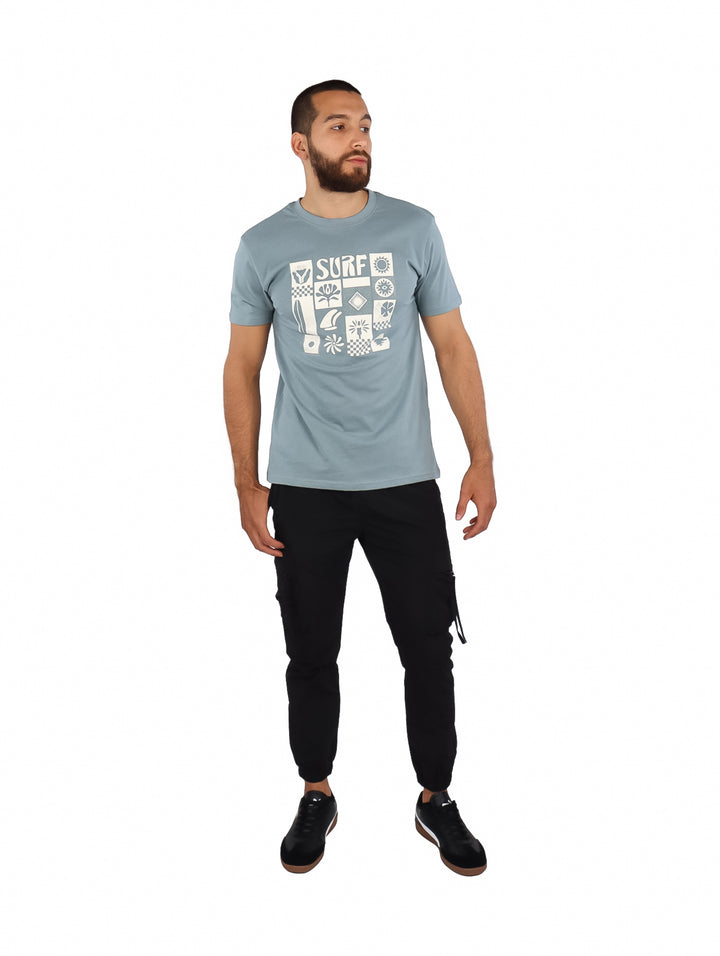 Camiseta gris de manga corta con estampado blanco de temática de surf.