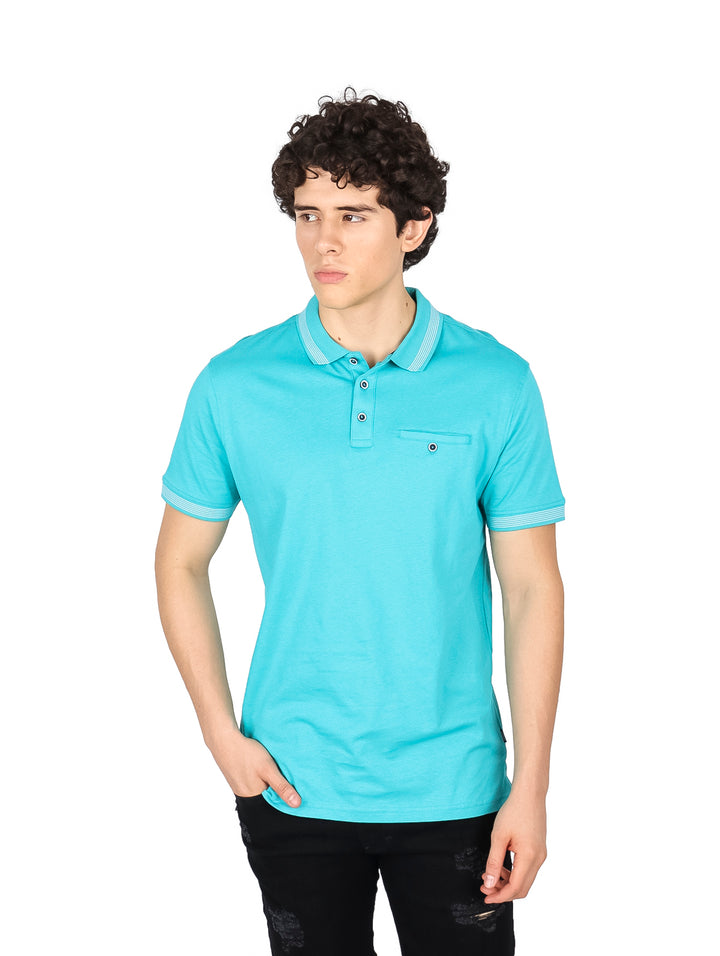 Hombre usando playera polo color verde turquesa con detalles blancos en cuello y mangas.