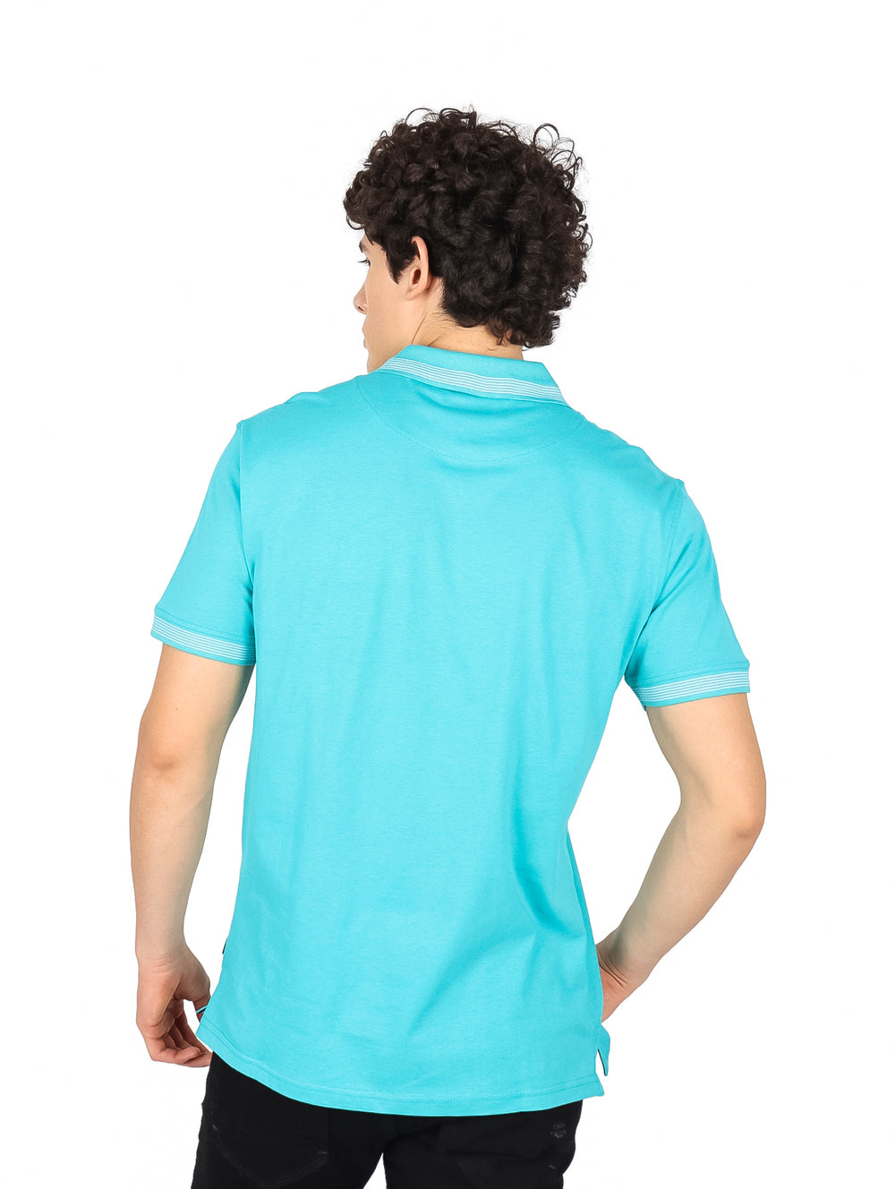 Hombre usando playera polo color verde turquesa con detalles blancos en cuello y mangas.
