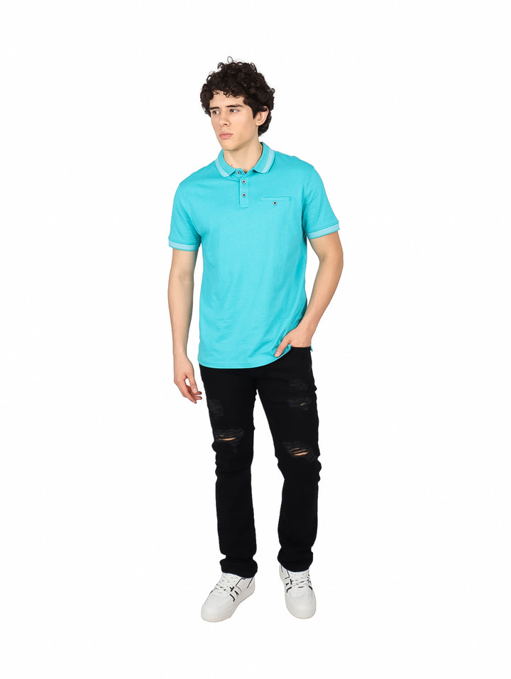 Hombre usando playera polo color verde turquesa con detalles blancos en cuello y mangas.