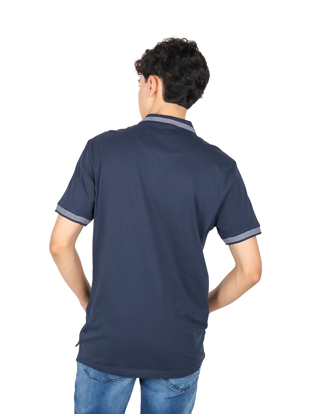 Hombre vistiendo una playera polo color azul marino con detalles de rayas blancas en cuello y mangas.