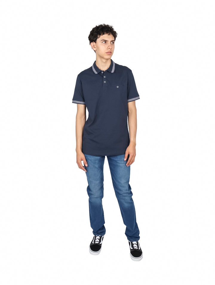Hombre vistiendo una playera polo color azul marino con detalles de rayas blancas en cuello y mangas.