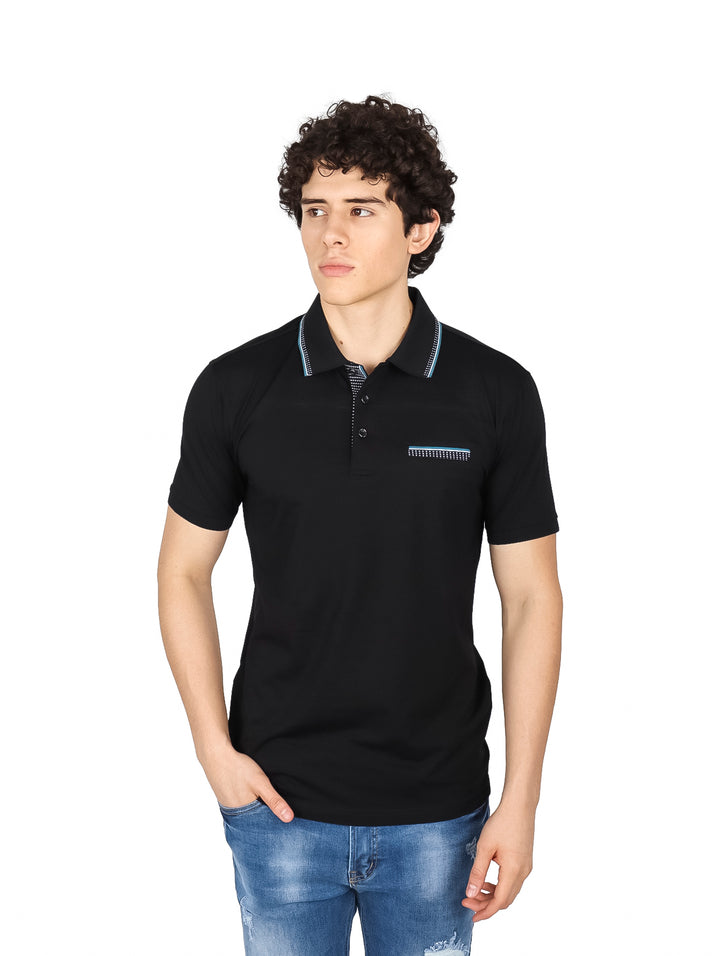 Hombre vistiendo playera polo color negro de manga corta con detalles azules en el cuello y pecho.