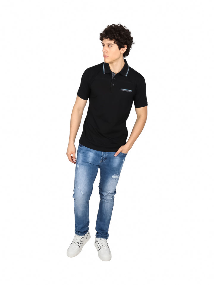 Hombre vistiendo playera polo color negro de manga corta con detalles azules en el cuello y pecho.