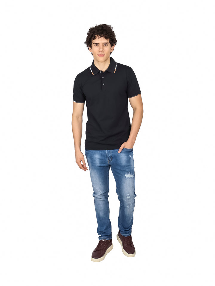 Hombre vistiendo una playera polo color negro con detalles en el cuello y mangas.