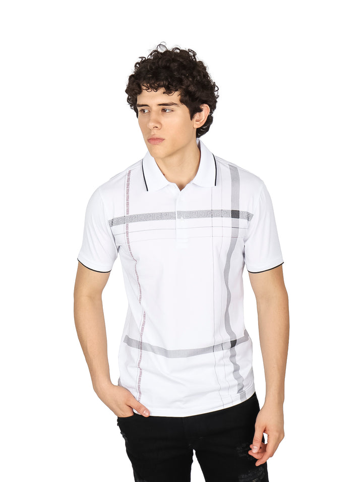 Hombre vistiendo playera polo blanca de manga corta con detalles de rayas grises horizontales y verticales.