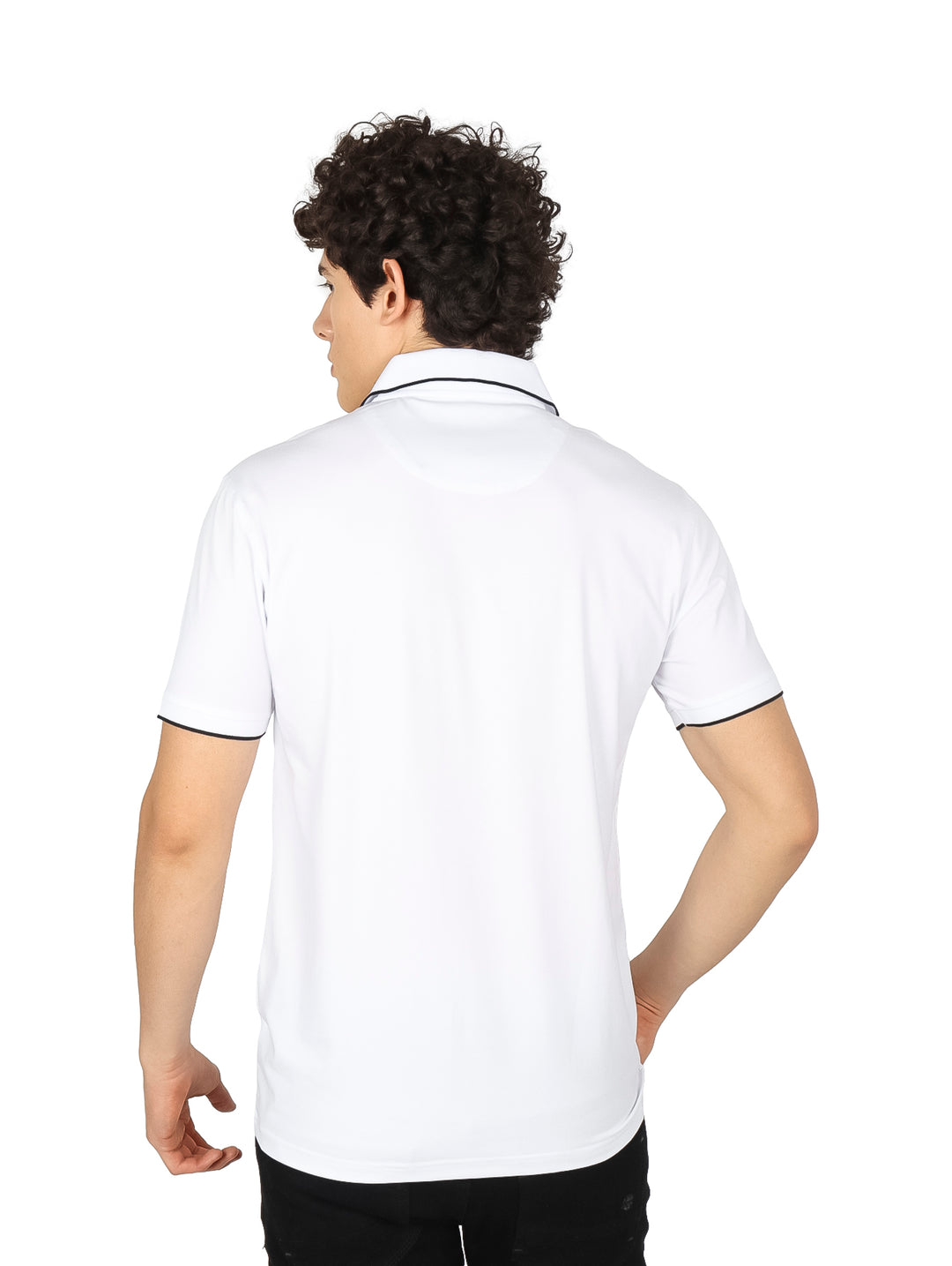 Hombre vistiendo playera polo blanca de manga corta con detalles de rayas grises horizontales y verticales.