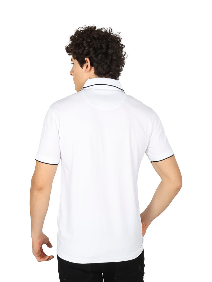 Hombre vistiendo playera polo blanca de manga corta con detalles de rayas grises horizontales y verticales.