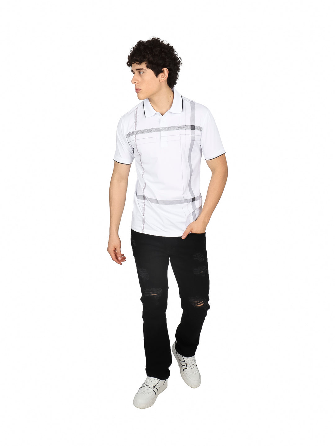 Hombre vistiendo playera polo blanca de manga corta con detalles de rayas grises horizontales y verticales.