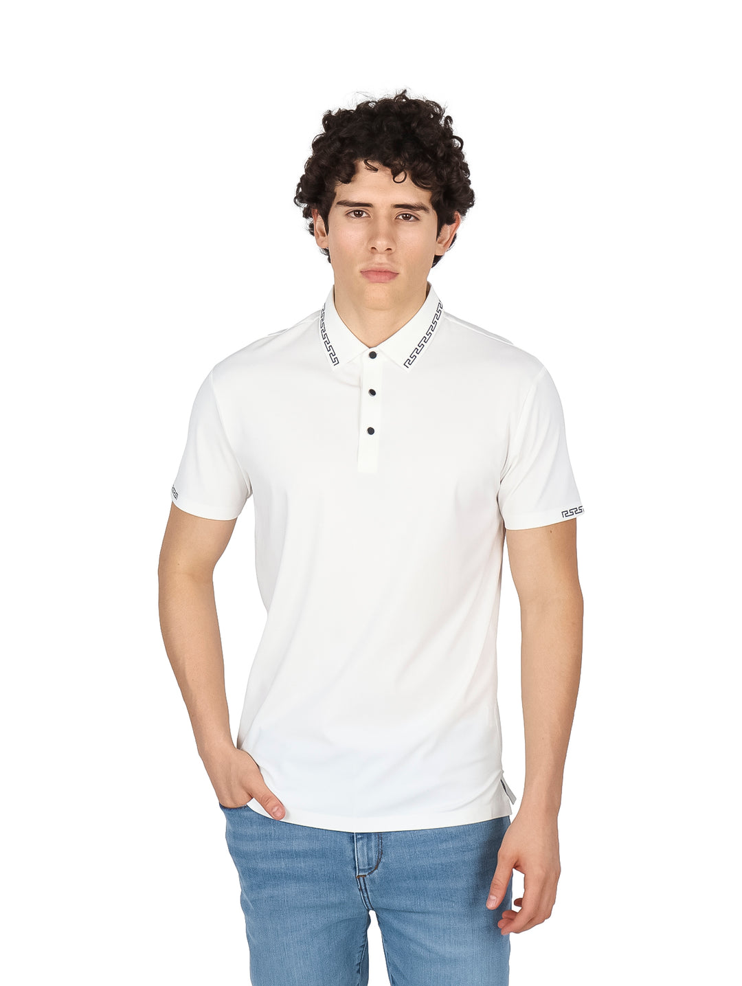 Hombre vistiendo una playera polo blanca de manga corta con detalles decorativos en el cuello y puños.