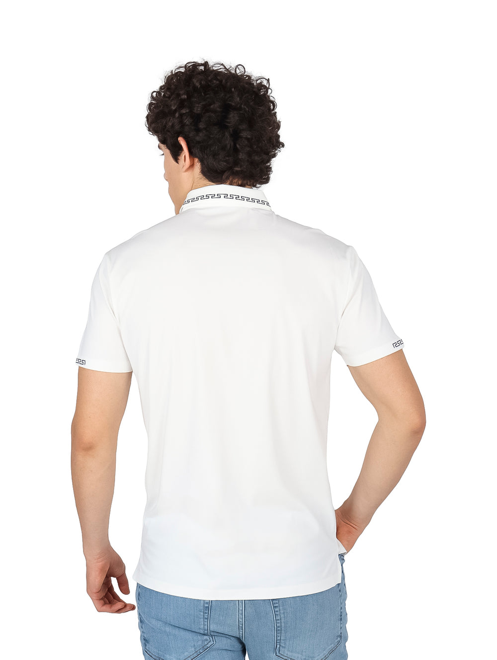 Hombre vistiendo una playera polo blanca de manga corta con detalles decorativos en el cuello y puños.