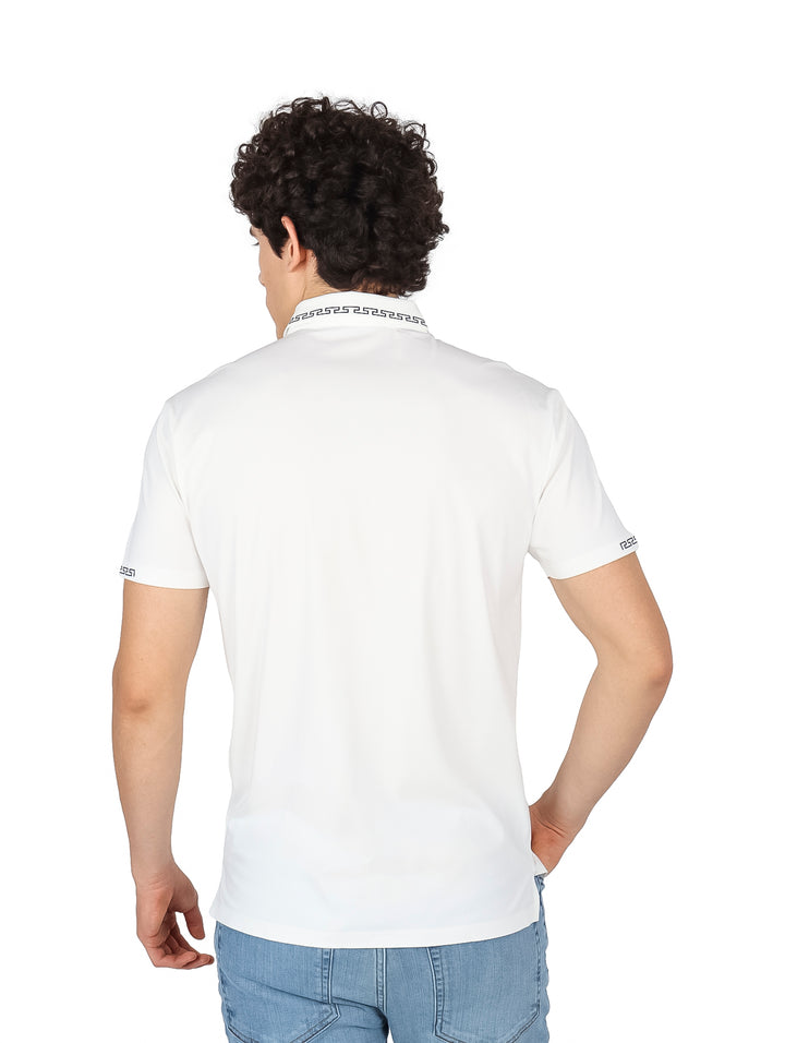 Hombre vistiendo una playera polo blanca de manga corta con detalles decorativos en el cuello y puños.