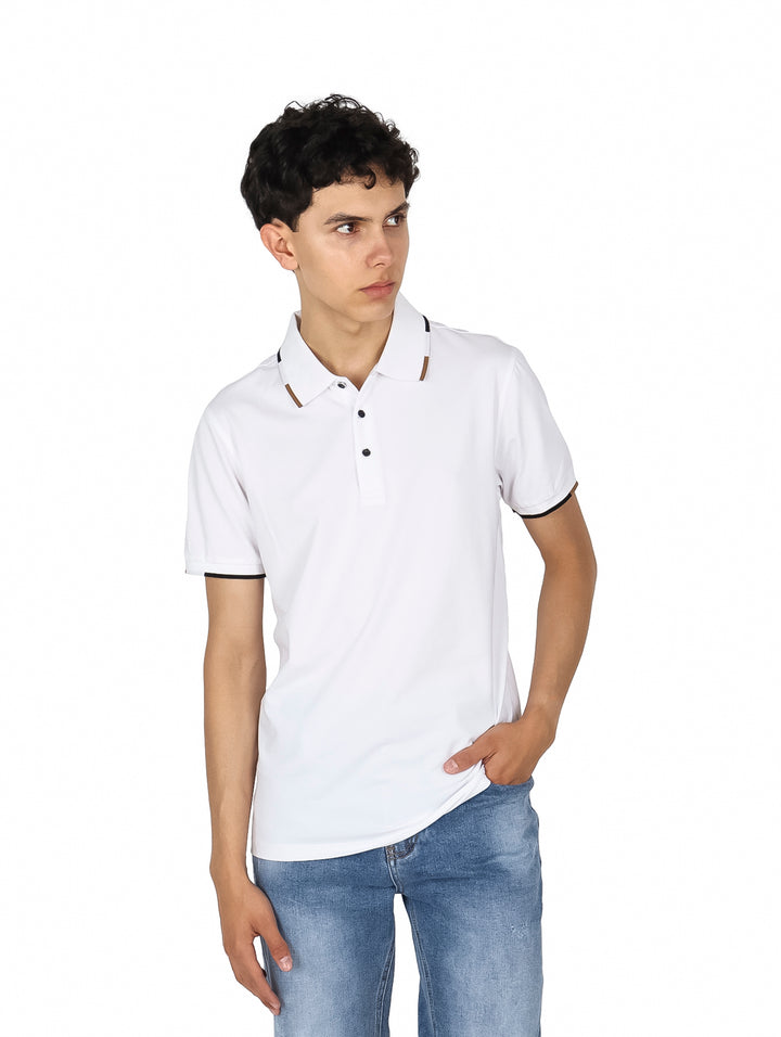 Hombre vistiendo playera polo blanca de manga corta con detalles en negro en el cuello y mangas.
