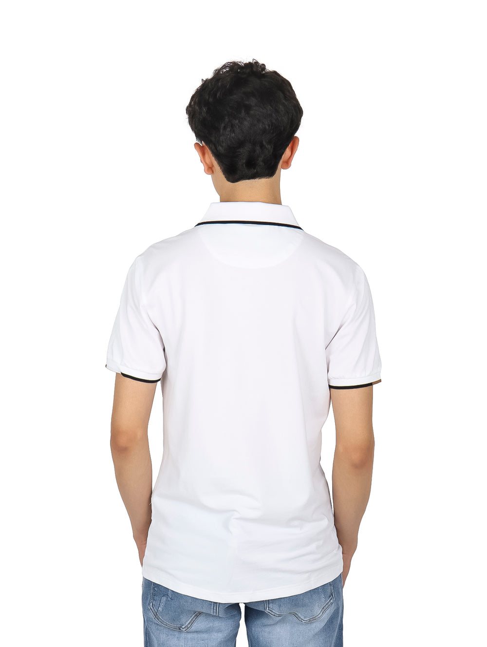 Hombre vistiendo playera polo blanca de manga corta con detalles en negro en el cuello y mangas.