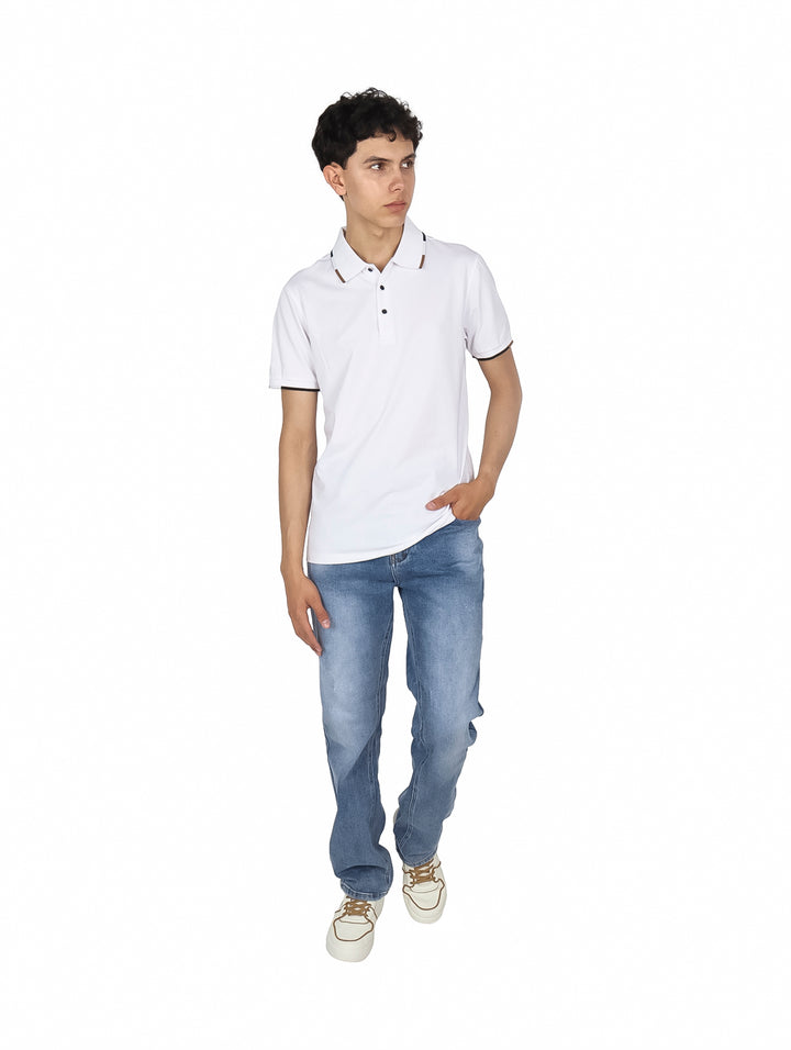 Hombre vistiendo playera polo blanca de manga corta con detalles en negro en el cuello y mangas.