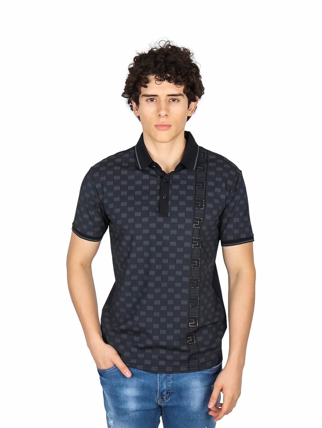 Hombre vistiendo playera polo negra de manga corta con patrón cuadriculado y detalle vertical.