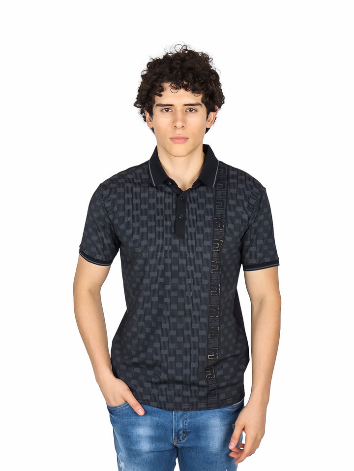 Hombre vistiendo playera polo negra de manga corta con patrón cuadriculado y detalle vertical.