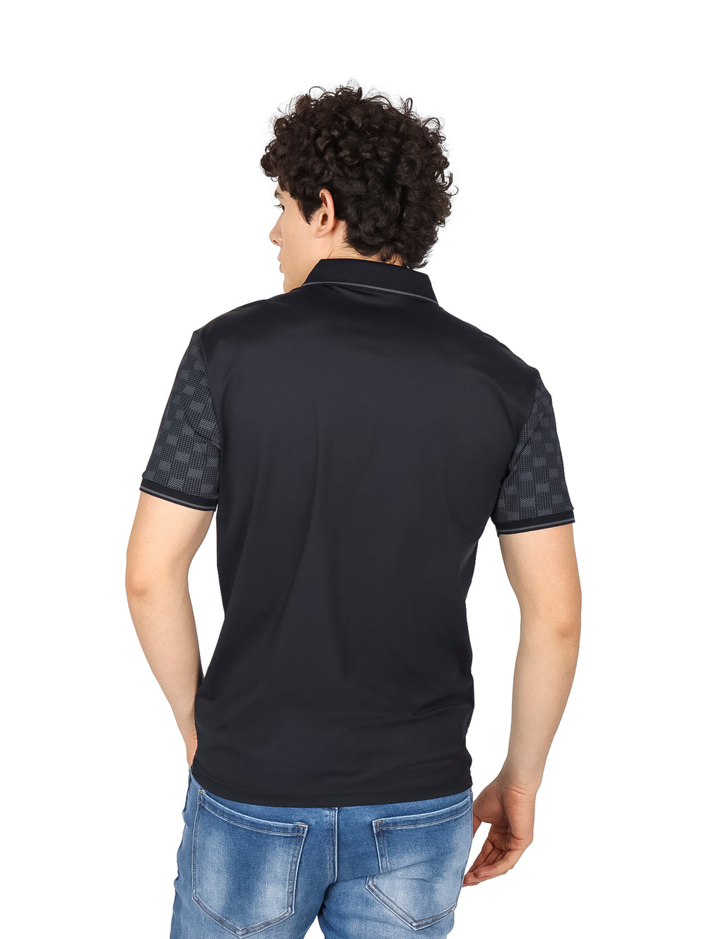 Hombre vistiendo playera polo negra de manga corta con patrón cuadriculado y detalle vertical.