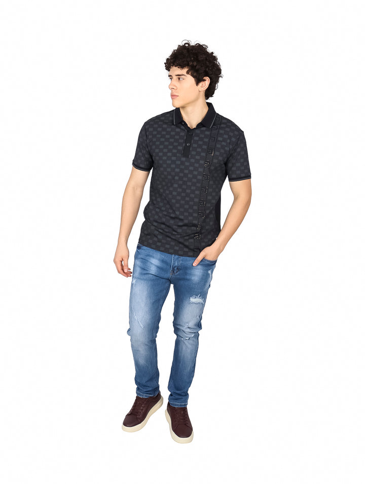 Hombre vistiendo playera polo negra de manga corta con patrón cuadriculado y detalle vertical.