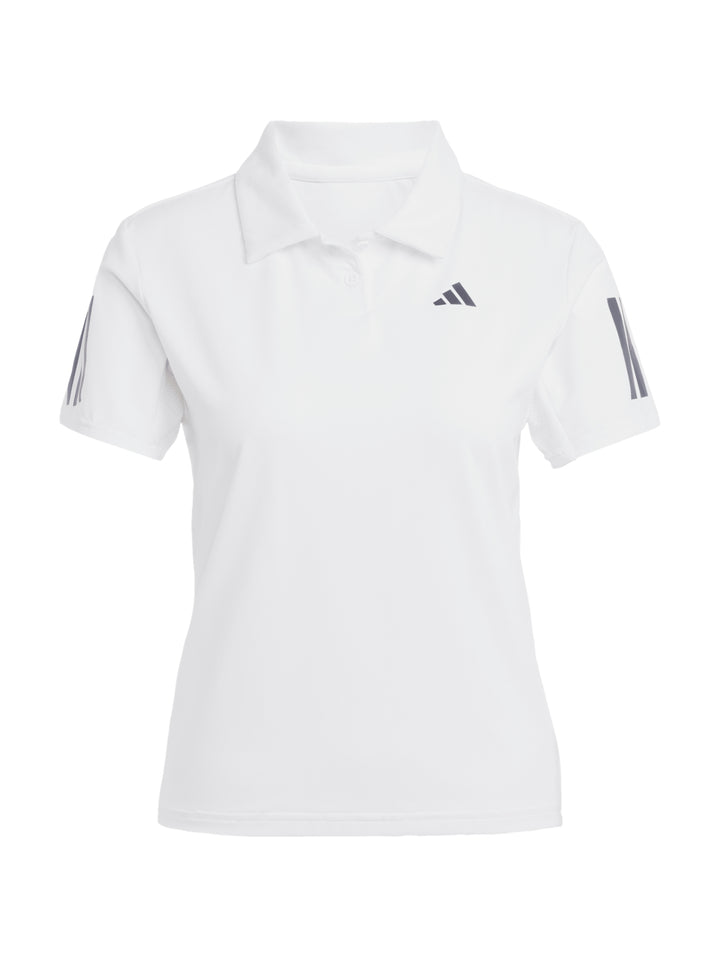 Mujer vistiendo conjunto deportivo Adidas blanco compuesto por playera polo y shorts de tenis.