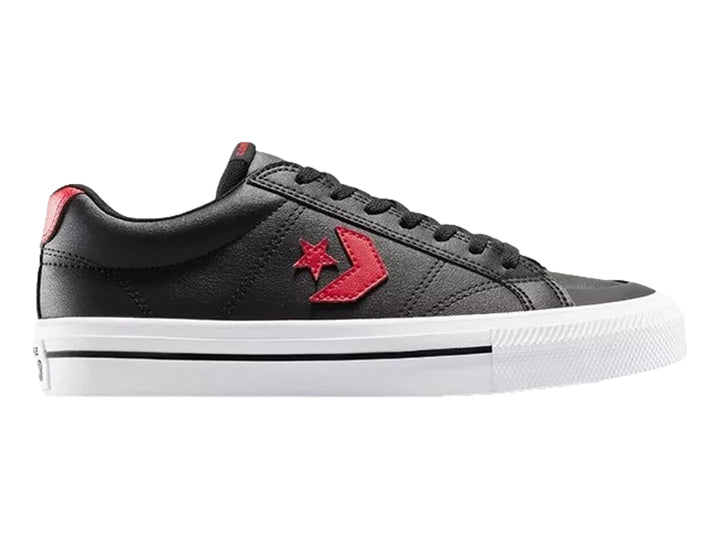 Tenis Converse negros de piel sintética con detalles en rojo y suela blanca.
