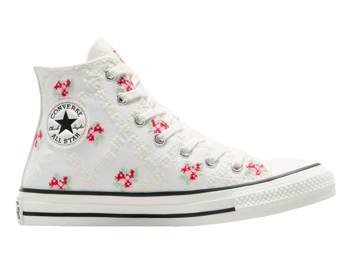 Tenis Converse Chuck Taylor All Star de bota color blanco con pequeños detalles florales rojos y verdes.