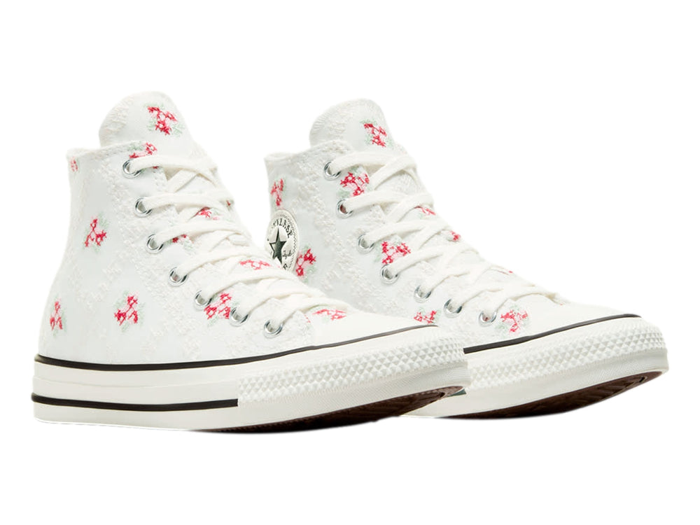 Tenis Converse Chuck Taylor All Star de bota color blanco con pequeños detalles florales rojos y verdes.