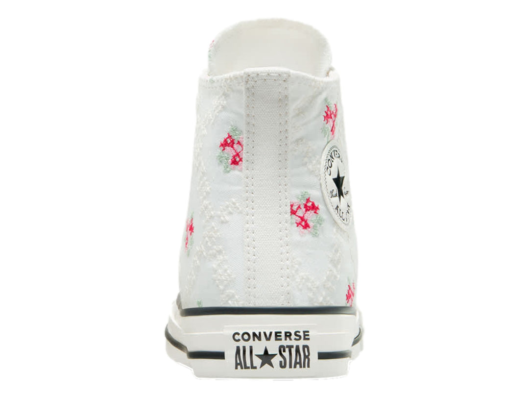 Tenis Converse Chuck Taylor All Star de bota color blanco con pequeños detalles florales rojos y verdes.