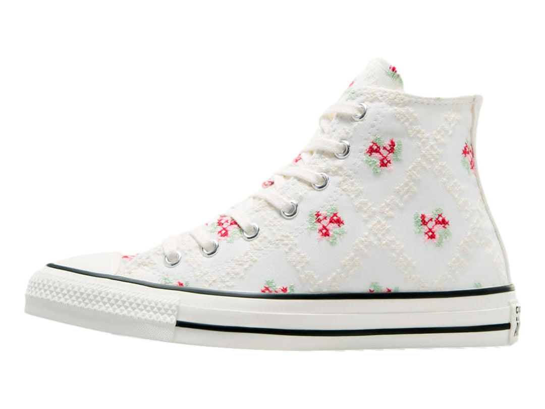 Tenis Converse Chuck Taylor All Star de bota color blanco con pequeños detalles florales rojos y verdes.