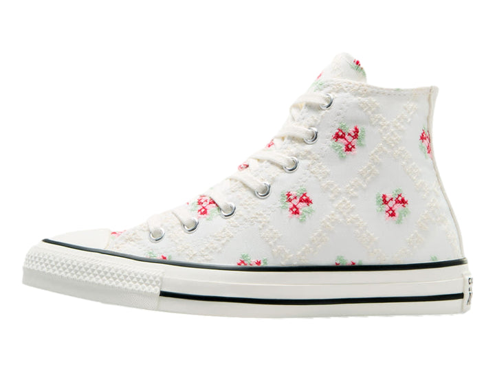 Tenis Converse Chuck Taylor All Star de bota color blanco con pequeños detalles florales rojos y verdes.