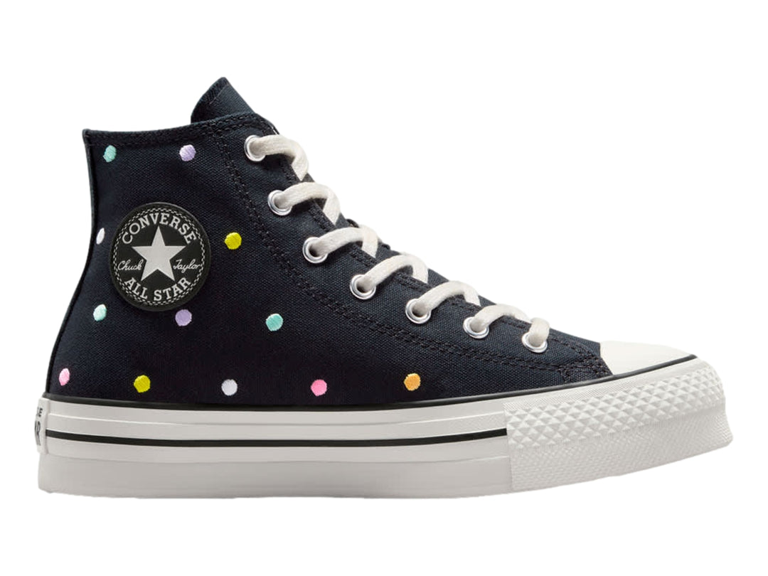 Tenis Converse Chuck Taylor All Star de bota color negro con lunares multicolores y suela blanca.