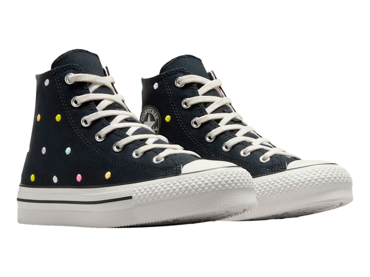 Tenis Converse Chuck Taylor All Star de bota color negro con lunares multicolores y suela blanca.