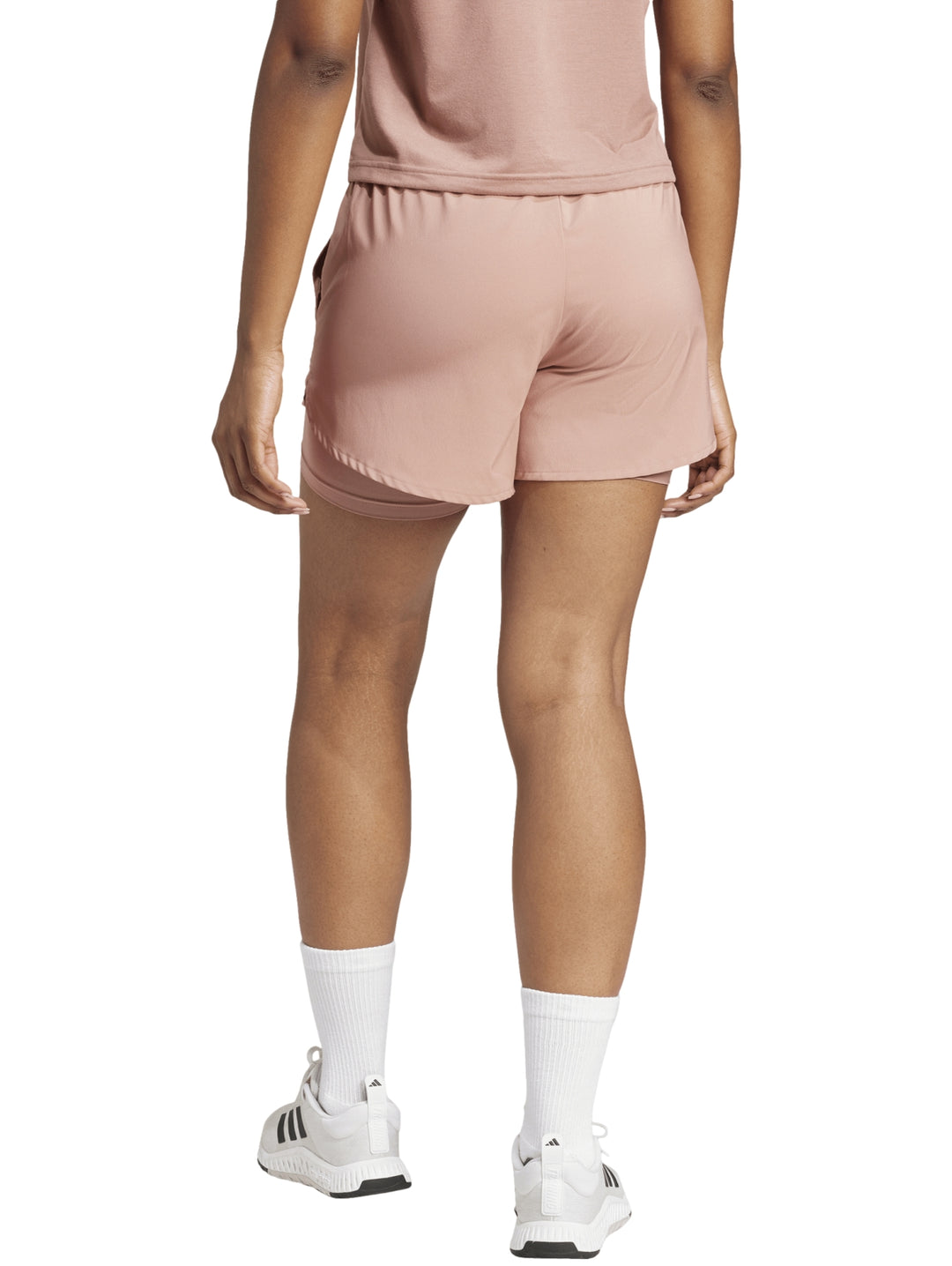 Shorts deportivos Adidas color warm clay con diseño dos en uno.