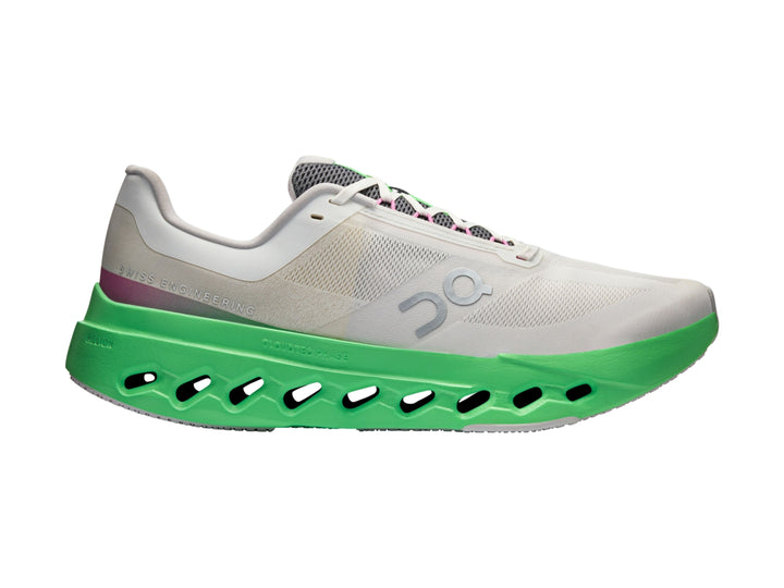 Tenis deportivos On Cloud color gris con suela verde brillante y detalles en rosa.