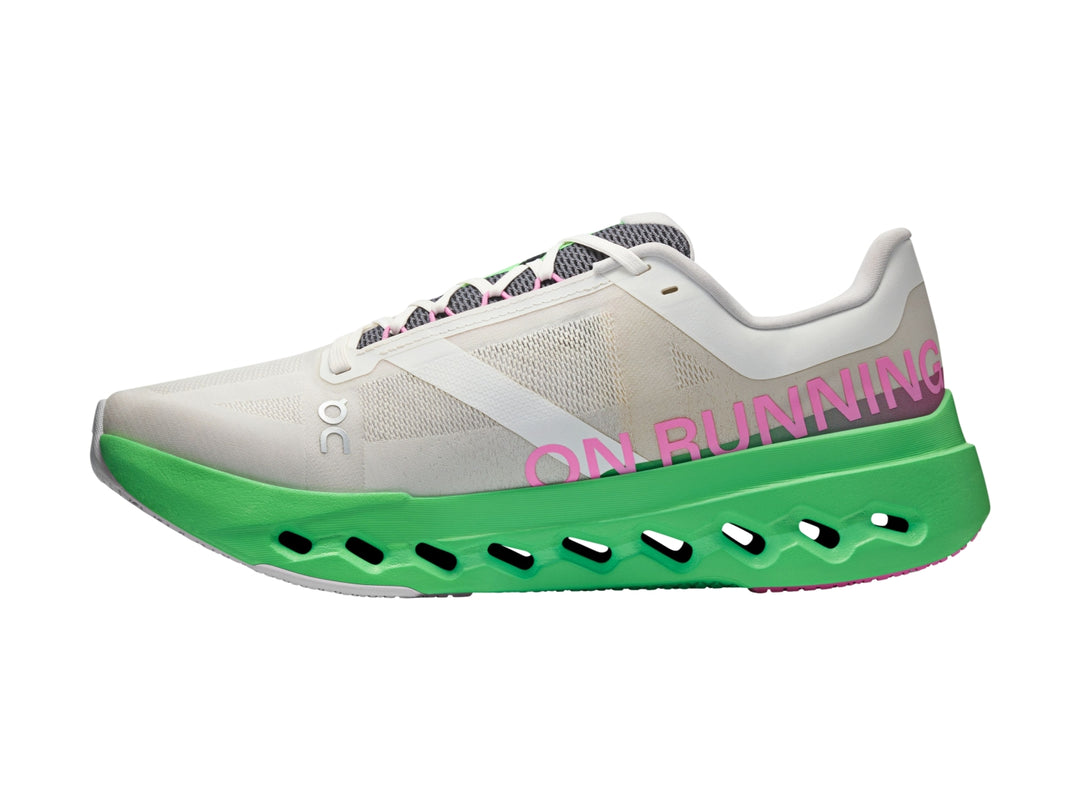 Tenis deportivos On Cloud color gris con suela verde brillante y detalles en rosa.