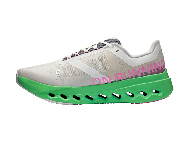 Tenis deportivos On Cloud color gris con suela verde brillante y detalles en rosa.