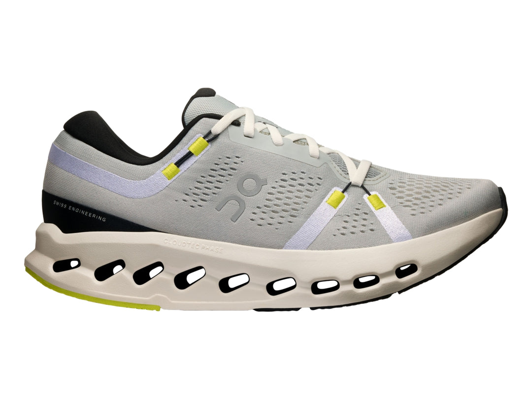 Tenis deportivos On Cloud Cloudsurfer 2 color gris glacier con suela marfil y detalles en amarillo neón.